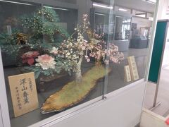 中津川駅に到着

お菓子で作った盆栽？が展示されていました
