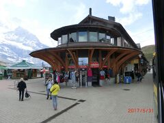 Grindelwald Grund 発11:55で、クライネ シャイデック駅
Kleine Scheidegg railway station 2061m に12:30着。
次のユングフラウ登山鉄道は13:30に乗ります。
これからランチを食べに行きます。