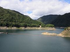 ダム天端よりダム湖方面を望む
川治ダムによって作られたダム湖は「八汐湖」といいます