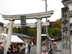 中野もみじ山に行くため、参道を通ります。この時期は、出店が出ていて、とても賑やか。