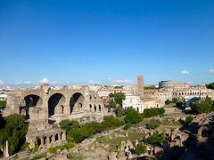 この高台から右側を見ると、裁判や会議に使われたマクセンティウスのバシリカが。奥にはコロッセオも見えます。