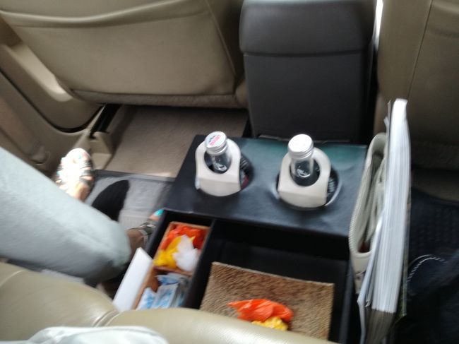 車の中には水、おしぼり、キャンディあり。