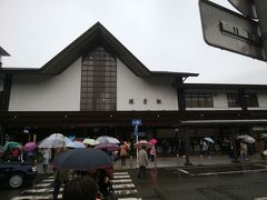 2日目。
コンビニで買い込んだ朝ごはんで軽く済ませ、早速電車で鎌倉へ行こう！
今日はお見舞いだけど、姉ちゃんが病院に行ってるので夕方までは時間があるのだ。
鎌倉は電車で回らないと大変混みますって事だったので電車移動にしたんだが、朝から電車遅延。
8:45くらいの電車…いわゆる通勤電車になると思うんだけどさ、30分くらい遅れて、ホームに人が溢れてんのに誰も何も言わないって驚いた。
大阪なら誰かが文句言ってるけど、コッチの人は静かでね…エスカレーターのアナウンスだけが響くホームにビックリだ。
見習わないと…短気は損気…。
そんなこんなで、鎌倉駅は雨です。