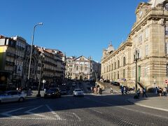 橋を戻り、川のすぐちかくまでおりてみることにしました。サン・ベント駅まで戻りました。