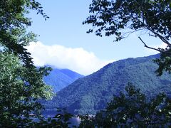 白川郷に向かってステアリングを握っていると、道すがら荘川の景色に魅せられ、荘川桜の公園で、少し長めの休憩を取ることにした。