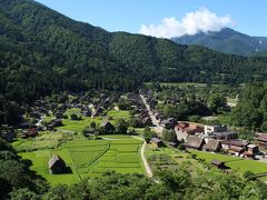 この日は、初めに荻町城跡展望台に向かった。

今回の白川郷の１枚目。
最近白川郷への訪問時は兎角天気に恵まれる。今回も、超強烈な夏の白川郷に出会うことができた。