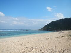 伊良部大橋を通って宮古島に戻ってきました。
吉野海岸です。

ここの海の家は営業中です。
午後3時をまわったからか、人は少ないです。

駐車場代+シャワー代+更衣室使用料+ビーチまでの送迎で500円。
海の家からビーチまでの坂道を車で送迎してくれるのは便利です。
