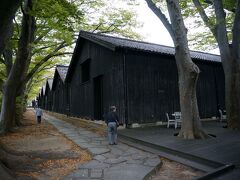 午後は酒田市へ行く。
酒田のシンボル山居倉庫。明治２６年に建てられた米の保管庫。
ＮＨＫ連続テレビ小説「おしん」のロケーションも行われた。
