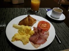 旅行もいよいよ最終日です。
この日は12時発の飛行機だったのですが、このまま帰るのもあれなのでもう一度朝橋にいってみることに。
ホテルの朝食をすばやく食べました。こちらの朝食は悪くはありませんがリスボンのホテルのほうが良かったです。