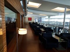 ポルトでもプライオリティパスで「AIRPORT LOUNGE」に入ることに。デッキスペースとテレビがあるスペースがありました。