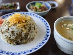 阿蘇路で名物の高菜飯を食べます。セットで頼むと名物が沢山食べられます。