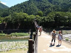 ワクワク感が収まらないまま、荻町城跡展望台から、停め慣れたせせらぎ公園駐車場へ移動し、渡り慣れたであい橋を渡り、村内見学へ出掛けた。

見慣れたであい橋ですらも、夏に訪れたことがない旅行三昧の心を掻き立てた。