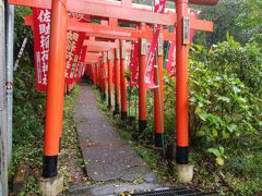 あったあった、佐助稲荷さんだ。
階段がしんどい…雨って怖いな…。