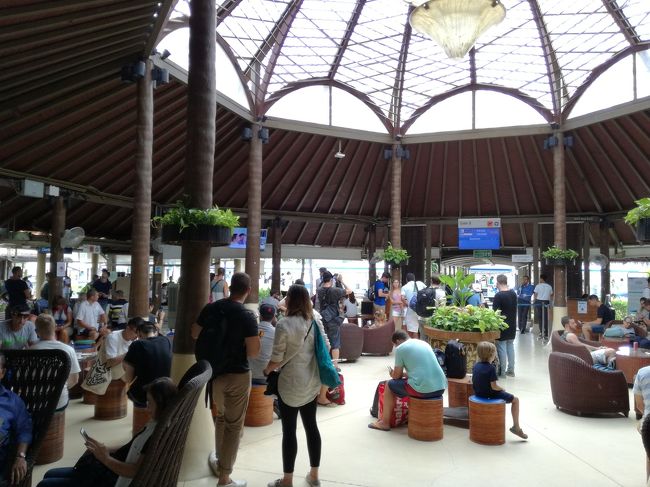 遅延していて混雑。