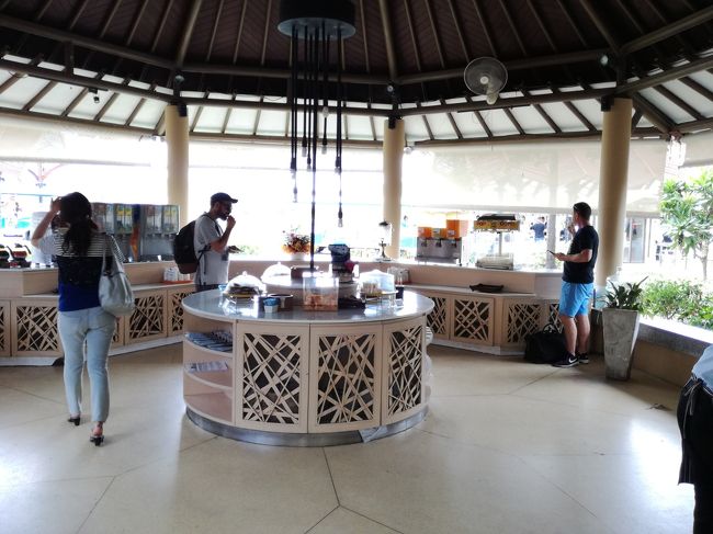 サムイ島名物（？）無料のフリードリンクコーナー。<br />でも、たいしたことない。