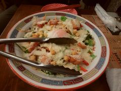 さてホテルに戻る前に腹ごしらえだ。
実は到着したその夜から気になっていた、いかにも大衆的な飲み屋さんの「からあげセンター加納」…行ってみたよ。
シーザーサラダにまずいもんなんかない！