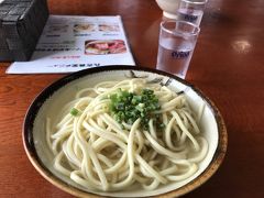 13:30
今日の昼飯。2度目の丸吉食堂の宮古そば。
しょっぱいのが好きな信州人のぼくには、沖縄料理って少し味が薄いんですよねー。なので、この下に入っている豚肉と笹かま(!?)が恋しいさ倍増。
昼飯には遅い時間でしたが、満席でした。
