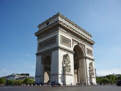 パリと言ったら、凱旋門。

シャンゼリゼ通りをまっすぐ進むと、ドーンとそびえたっています。
門の中も入ることができます（有料）。
周囲は交差点なので、外縁から地下を通って行きます。