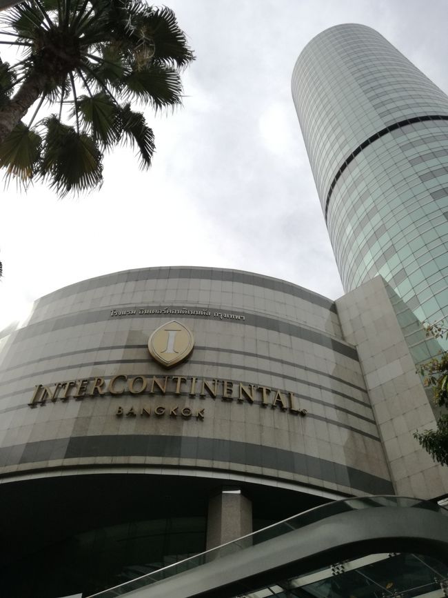 ホテル到着。<br />チットロム駅のエスカレーター工事中。<br />重い荷物を持って階段を降りなければならず、ホント不便。<br />せっかくの駅前なのに、これだけが残念。<br />タクシーが楽なんだけど渋滞がイヤだし、なんとかならんのか。早く修理終わらせてね。