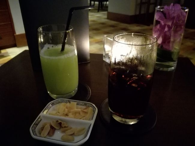 ウエルカムドリンクを聞かれたので、グアバジュースとコーラ。