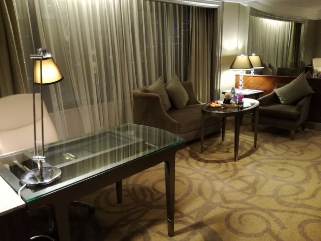 コーナールームへアップグレードしてくれたのだけど、リビングと寝室が分かれているレイアウトでした。