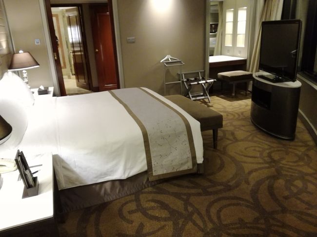 右側に大きな窓のコーナールーム。