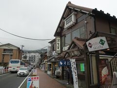 元箱根の深生そばでまずは昼食。人気店なので、１１時の開店後すぐに満席。