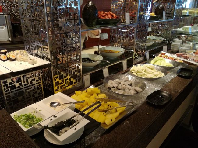 朝食のレストランはたくさんの料理。