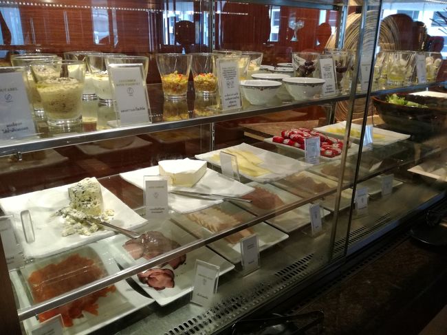 チーズ、ハムなどはガラスケースに。