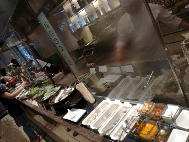 ヌードルコーナー。<br />手前に並んでいる麺や具材を自分で選んで手渡します。