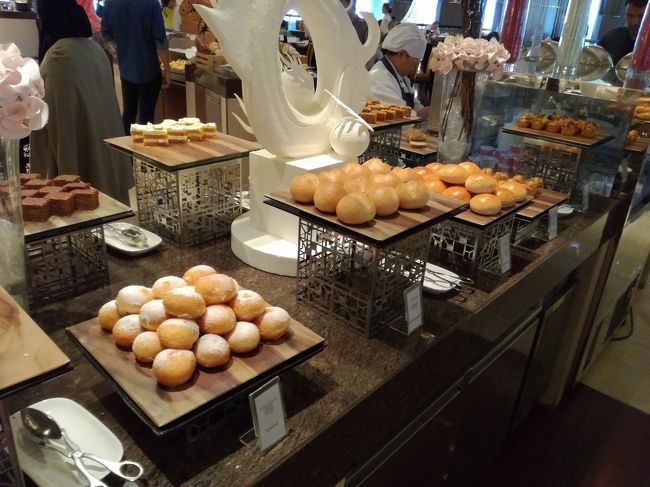 パンもいろいろな種類が並びます。