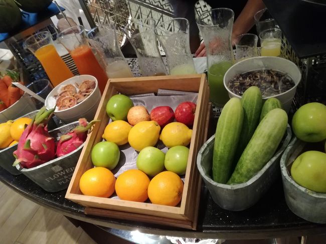 フルーツジュース。<br />好きなフルーツを選ぶとその場で絞ってくれます。