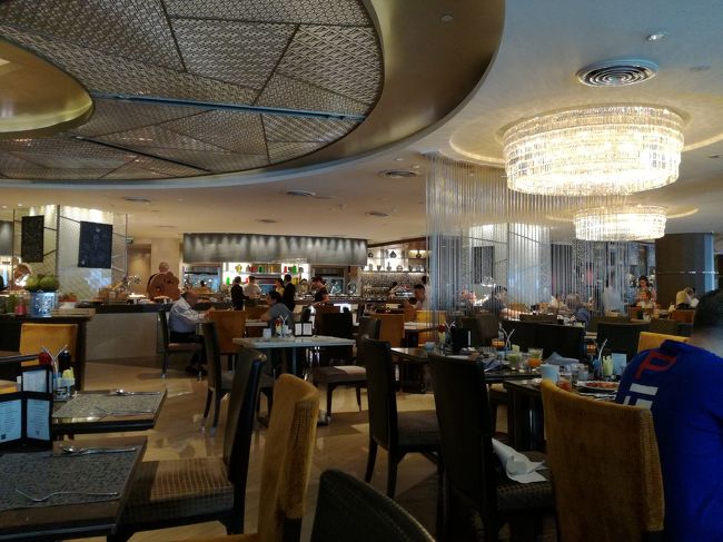 レストランは広いのですが、たくさんの人で溢れます。<br />これは、帰り時の10時過ぎの様子。もう終了の時間です。