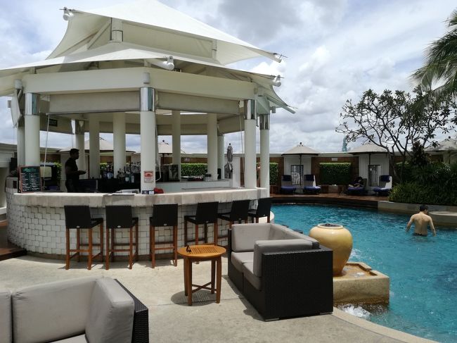 屋上にあるプール。<br />曇り空ですが、暑くてしんどいです。