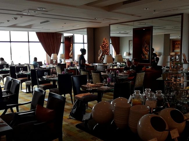 クラブラウンジの様子。<br />クラブラウンジは広いです。<br />東京も見習って改装して欲しいものです。