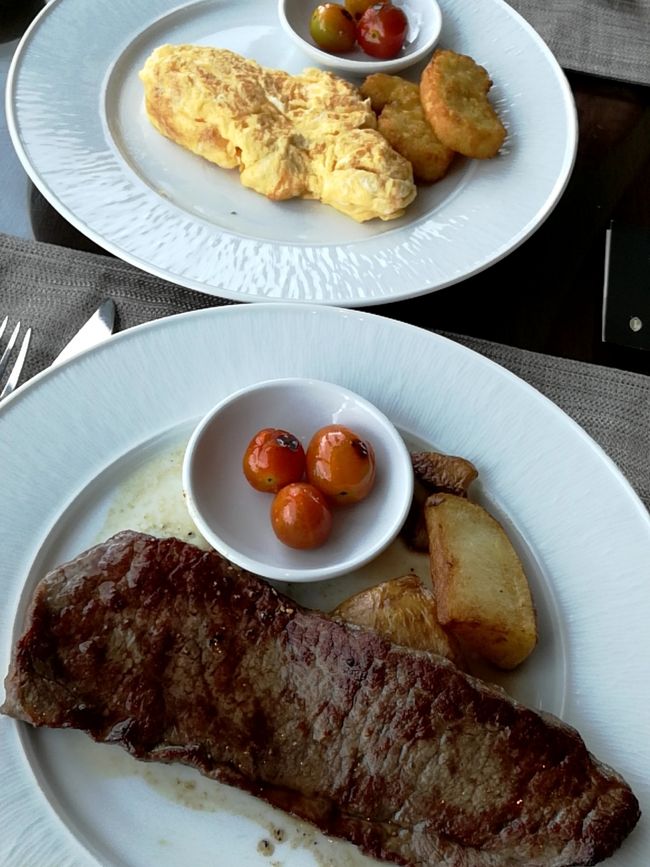 ただし、クラブラウンジの特徴は、アラカルトメニューにあると思います。<br />朝からステーキを焼いていただけます。<br />ガッツリさんには魅力的と思います。糖質制限している方には、野菜と肉で朝食をいかがでしょうか。