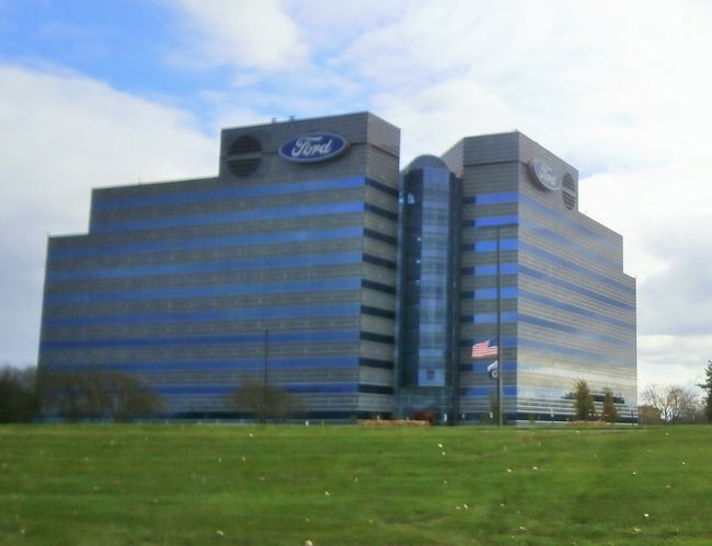フォード村の一角、本社や工場、博物館などの関連施設が集まるフォード一色の地域