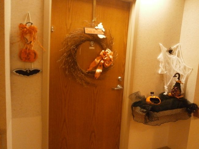 各部屋の入口は居住者の趣味で