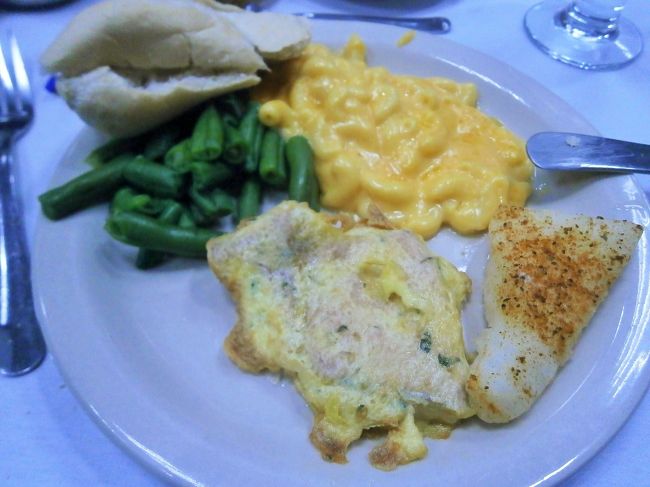 メイン、とんかつとタラのグリル、他にチキンフライ、<br />隠元、マカロニチーズ、他にターニップス