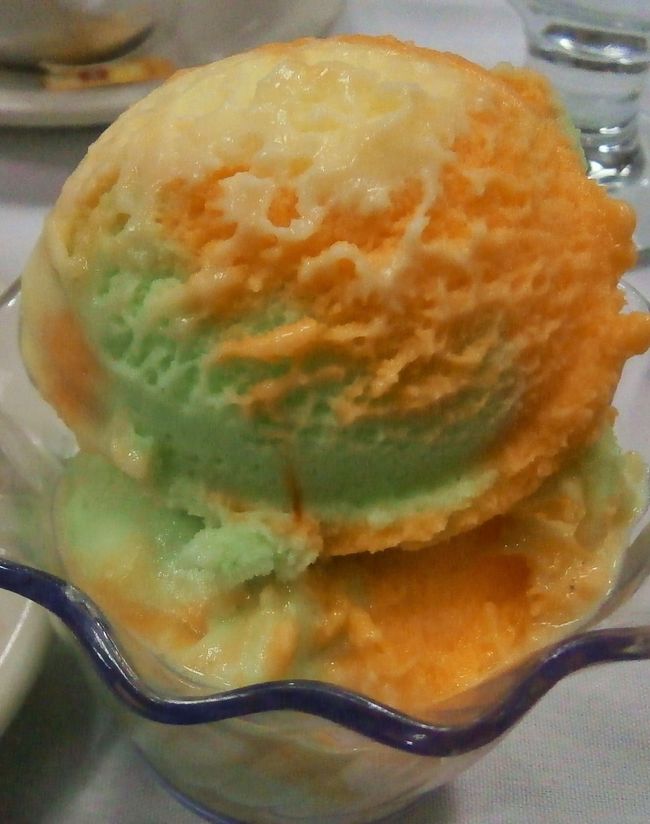 アイスクリームも何故か、ウェイトレスが