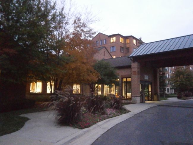 夕暮れに帰宅。敷地入り口にはゲートがあり、守衛が立っており、建物受付と、不審者侵入を二重にチェック