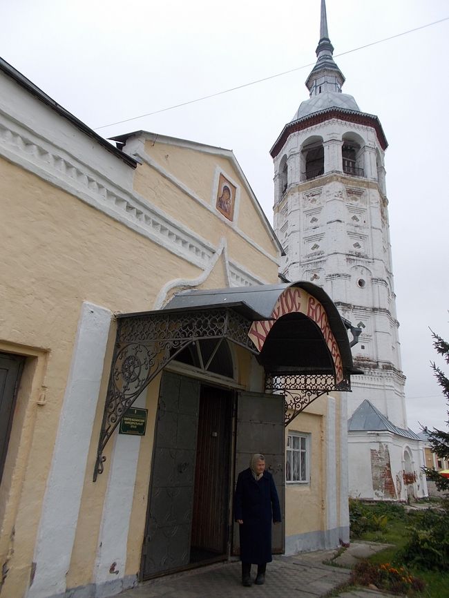 『　スズダリ　』　の　町中・・・の　教会。<br />一般市民・・・の　皆さん。　礼拝に　来ていました。