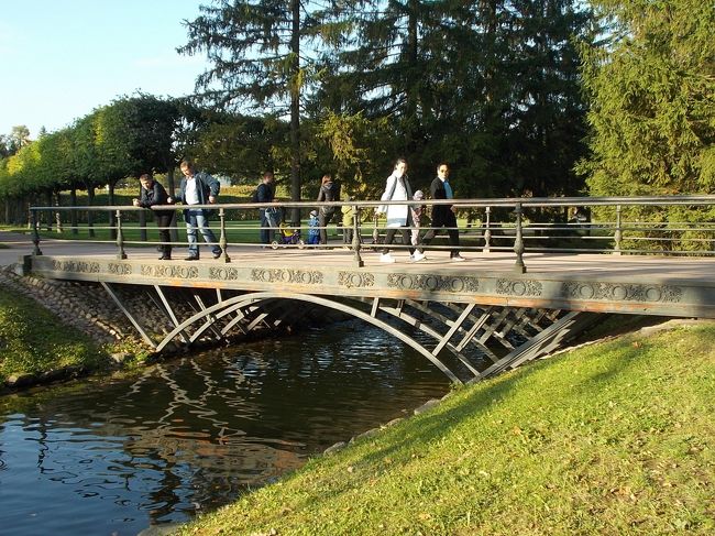 「小さな　川・・・を　渡る！　橋」も<br />やっぱり、　優雅な　デザイン。