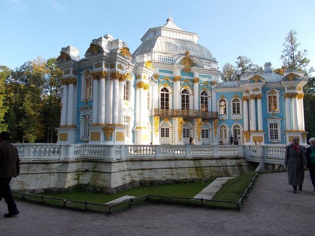 広大！な　「エカテリーナ　庭園」の　ソコここ・・・には<br />「華麗な　小宮殿」が　現れる。