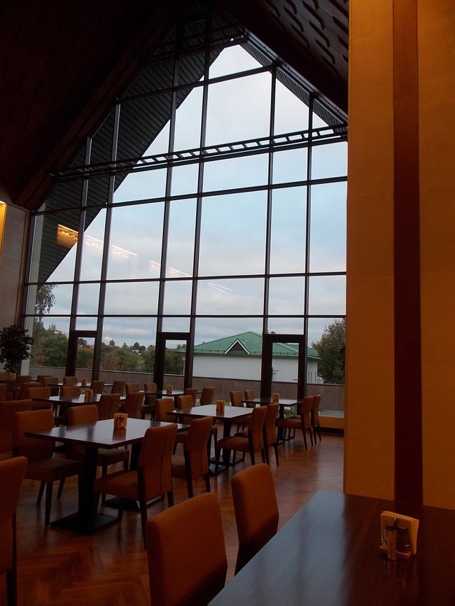 モスクワ近郊！の　『　黄金の環　』　での　宿泊。は<br />『　スズダリ　』　の　『　ツアー・センター　（　旧　スズダリ　ホテル）』<br />って　名前！の　ホテル。<br /><br />レストランも、　「標準的な　モノ！が　あるだけ」の<br />「旧　ソ連」を　しみじみ・・・　味わえる！　超・大型ホテル」です。