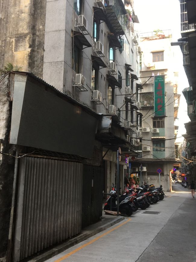 ポンテ16前、横断歩道を渡って細い路地に入っていきます。