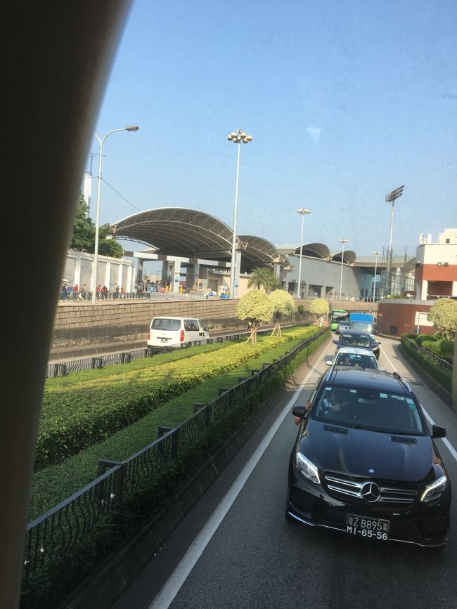 一番後ろの席を陣取り、写真を撮ります。<br /><br />車が多いな～！！！