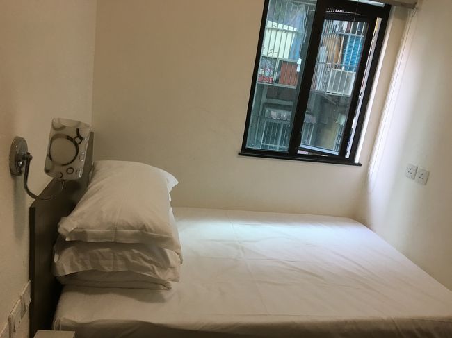 狭いです！！！<br /><br />昨日の広州のホテルの3分の1の広さ。<br />さらに、値段が2倍だもんね・・・<br /><br />お部屋はとてもきれいです。<br />雨風しのげるだけでもありがたく思わないと！！！