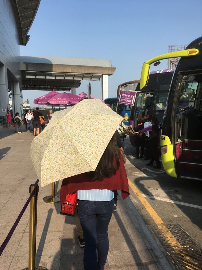 無料のカジノバスに乗り込みます。<br /><br />今回のホテルから一番近いポンテ16行きの列に並びます。