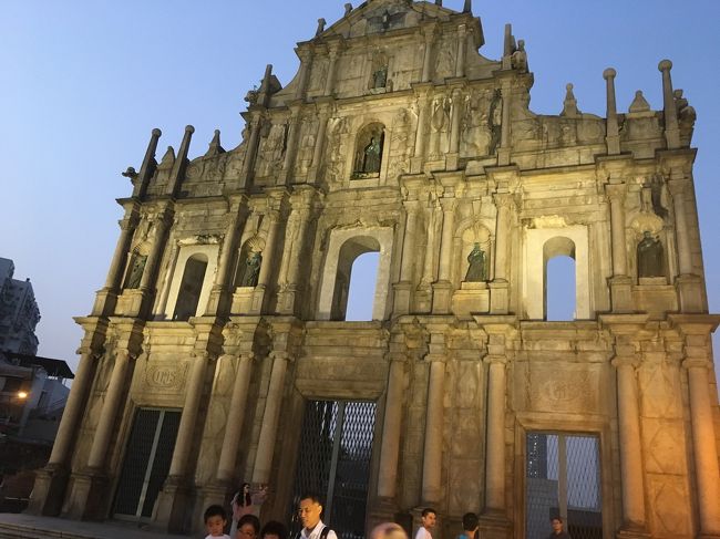 聖ポール天主堂跡に到着。<br />ライトアップされてます。<br />しっかり2時間歩きました。<br /><br />早々と、マカオ観光終わり（笑）<br />お疲れ様でした(^^♪<br />
